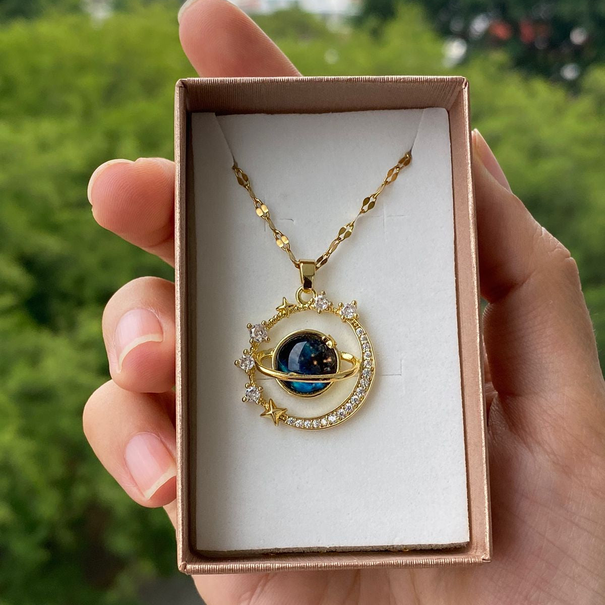 COLLAR SATURNO + CAJA DE REGALO